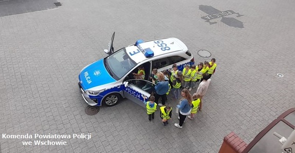 „Zajączki” i „Motylki” we wschowskiej Policji – wizyta przedszkolaków